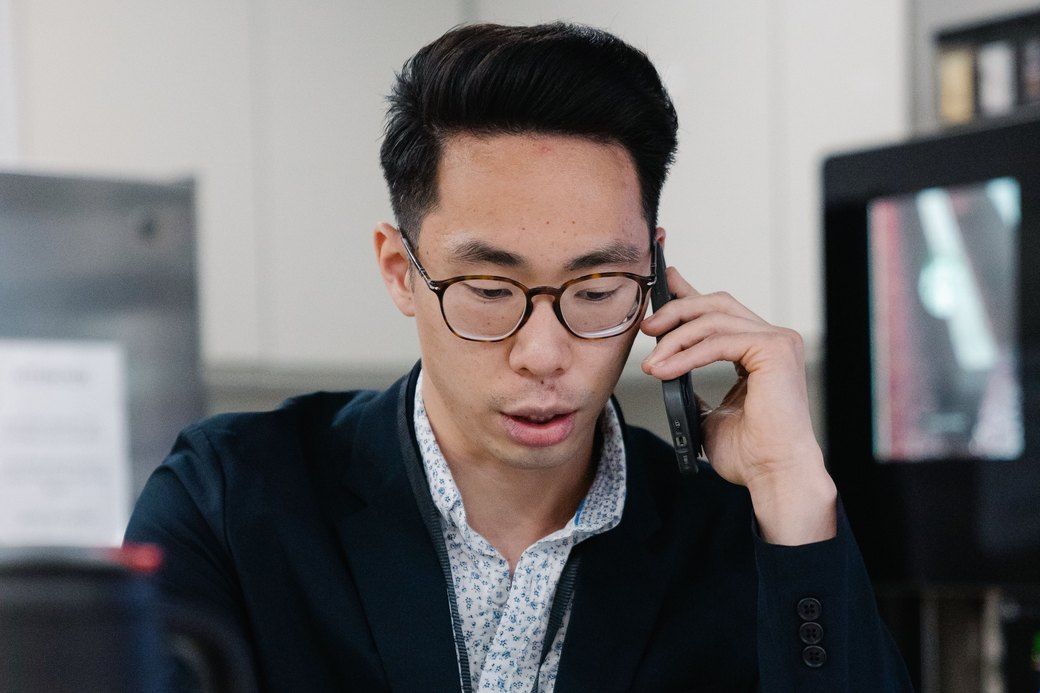 Với nhiều chủ quán, buổi sáng bắt đầu bằng một vòng điện thoại gọi từng nơi để gom số, ngốn một tới hai tiếng đầu ngày.