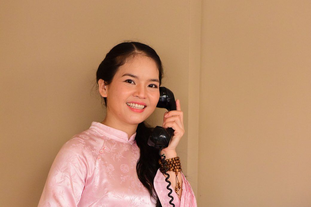 Người nghe điện thoại chỉ trả lời được theo đúng những gì màn hình trước mặt họ đang hiện.