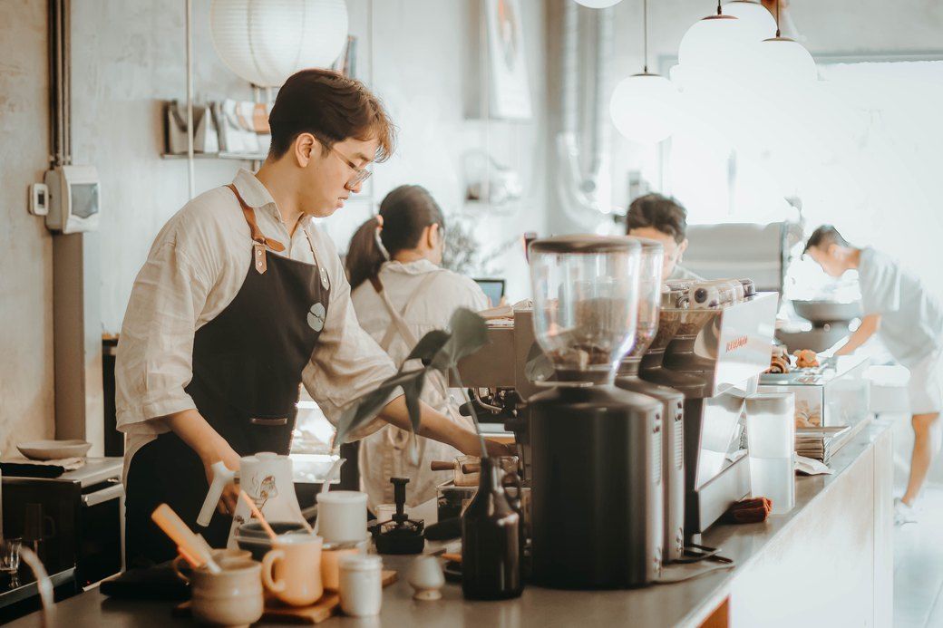 Ở chi nhánh mới với người mới, những bước vốn nằm trong tay nghề của đội ngũ cũ dễ biến mất nếu không được viết ra rõ ràng.