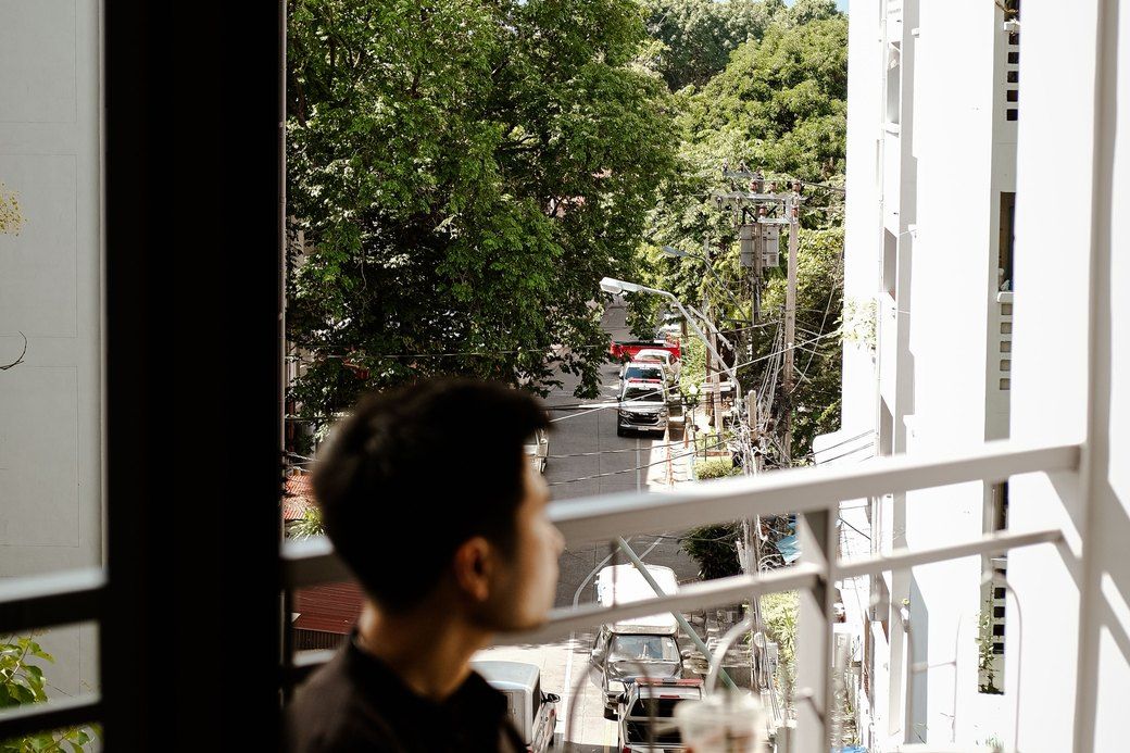 Thứ đổi lại rõ nhất không phải doanh số ngay, mà là buổi tối được để điện thoại xuống mà vẫn yên tâm.