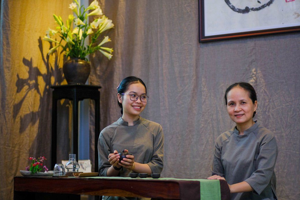 Nhân viên không cần học tất cả cùng lúc; họ bắt đầu từ vài thao tác quen thuộc rồi mở rộng dần khi đã thạo tay.